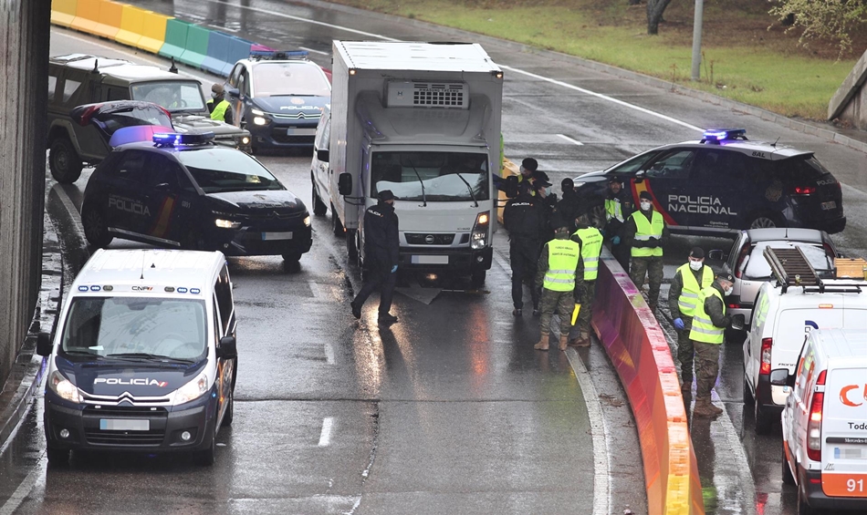 Varios militares del ejército y policías nacionales efectúan un control de tráfico en la carretera de Alcobendas. Foto: EP