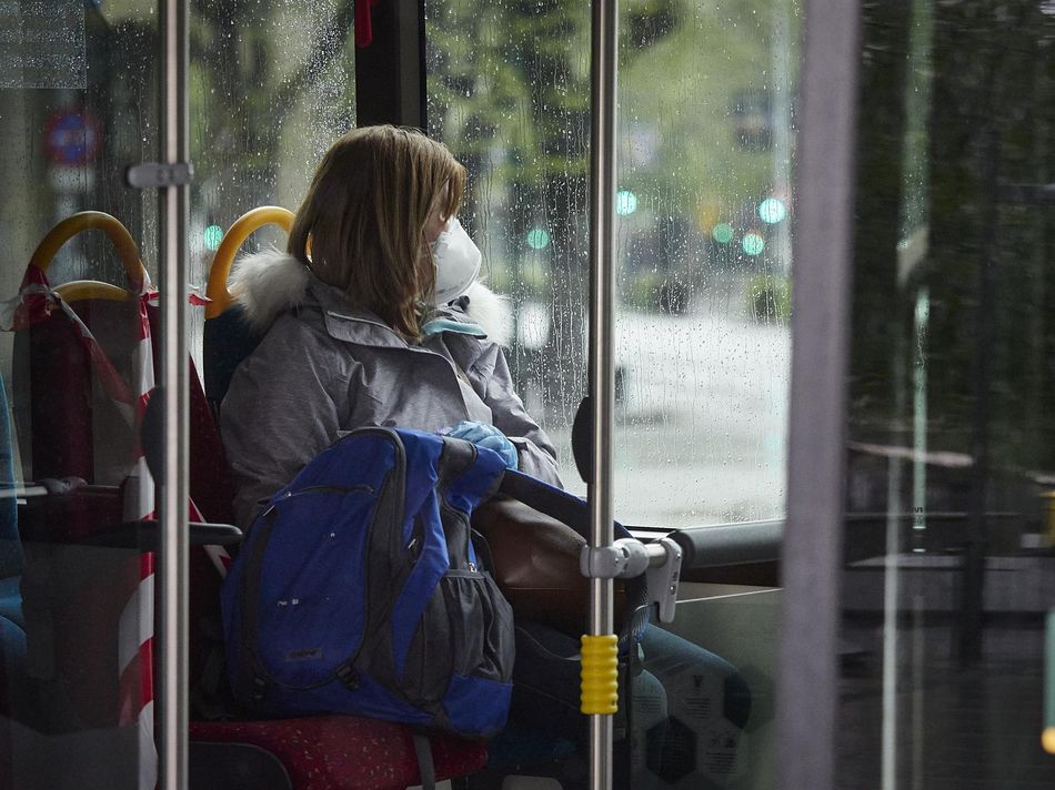 Una mujer con mascarilla en un autobús urbano - Eduardo Sanz - Europa Press