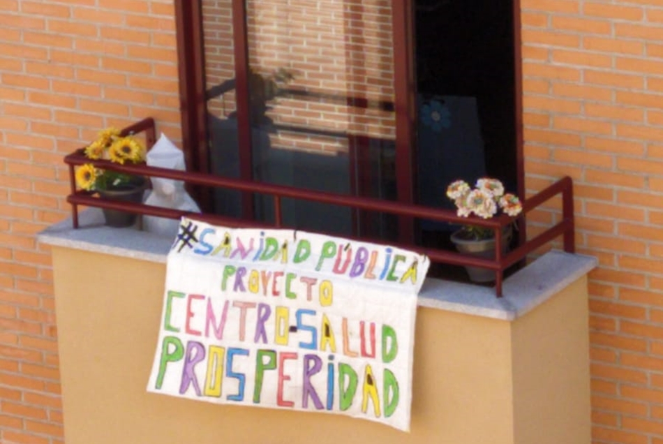 Foto 6 - Los vecinos de Prosperidad llenan las ventanas y balcones de mensajes de apoyo a la sanidad pública