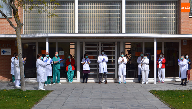 Los profesionales sanitarios del Centro de Salud rendían homenaje al médico fallecido en Linares