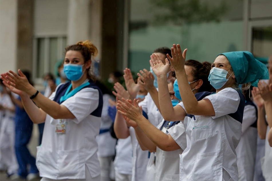 Personal sanitario aplaude y saluda en las inmediaciones de la Fundación Jiménez Díaz. Foto: EP