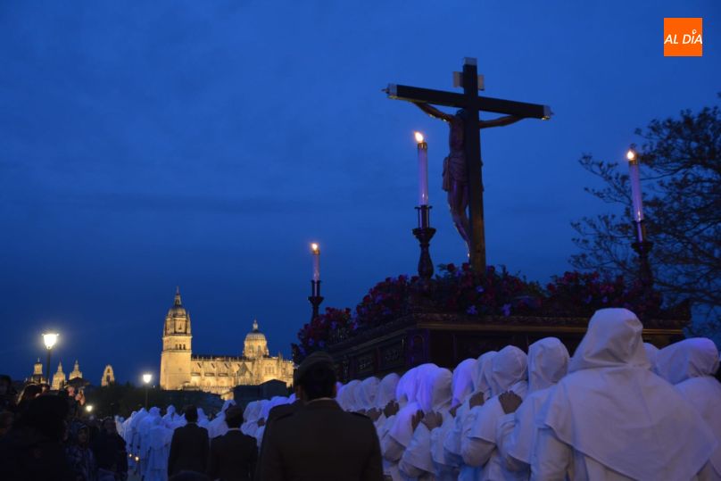 Cofrades con hábito blanco en la procesión del Cristo del Amor y de la Paz. Fotos: Lydia González