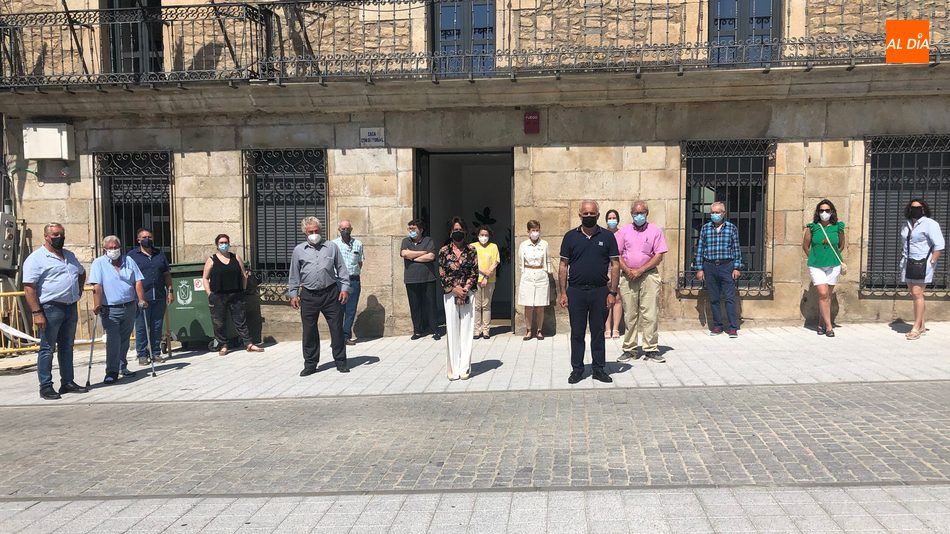 Foto 1 - Un grupo de alcaldes de la comarca muestran su rechazo a la violencia de género en Vitigudino  