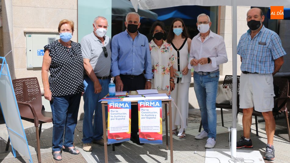 Foto 1 - El PP aprovecha el martes de mercado en Vitigudino para recoger firmas contra los indultos  