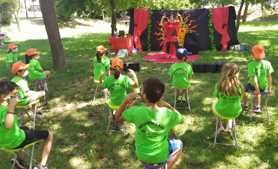 Finaliza el primer turno de Outdoor Kids con un espect&aacute;culo teatral de Charo Jaular  