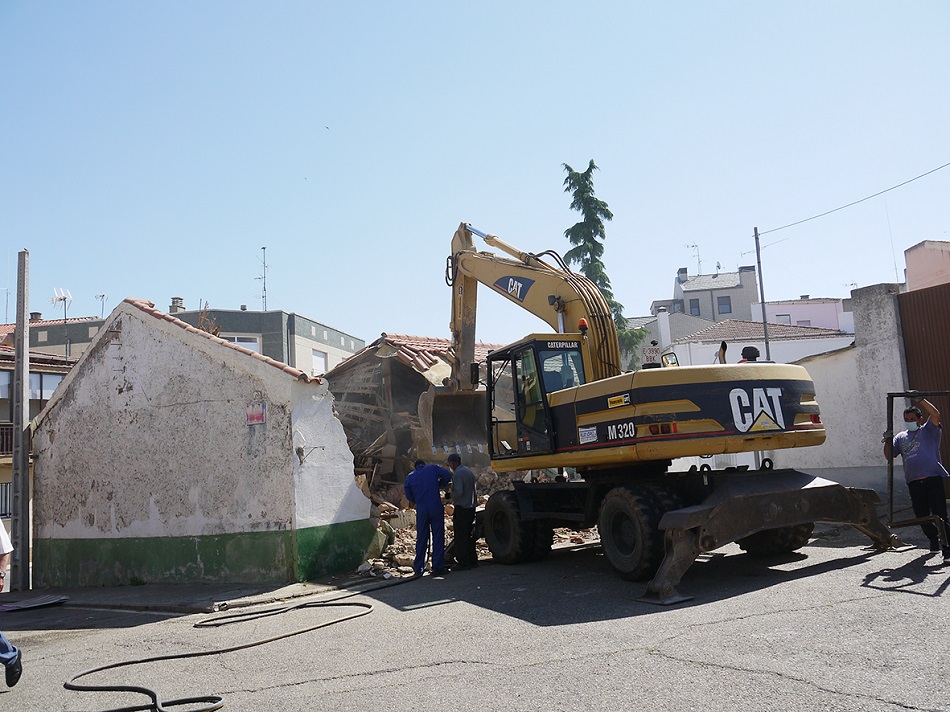 El Ayuntamiento de Carbajosa inicia el derribo de la casa que permitir&aacute; crear una nueva zona de...