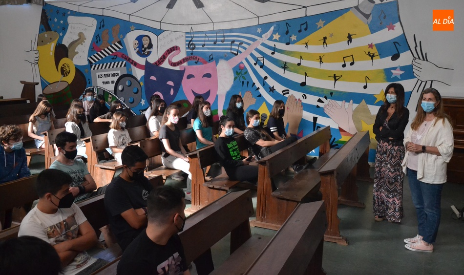 El IES Fray Diego inaugura un espectacular mural para darle una nueva vida a su sal&oacute;n de actos  