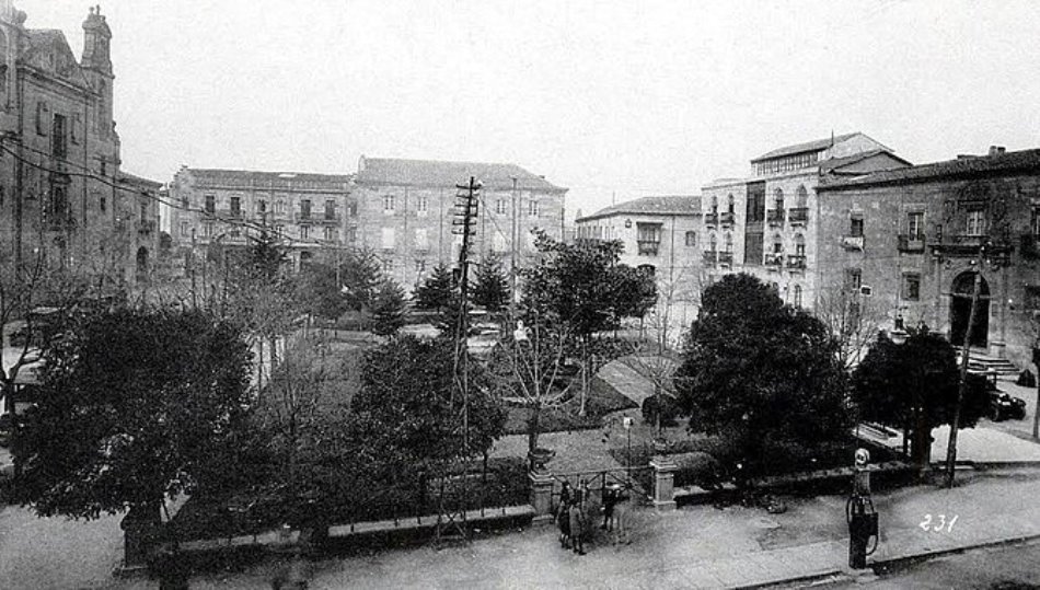 Foto 1 - La Plaza de los Bandos, en la primera mitad del XX