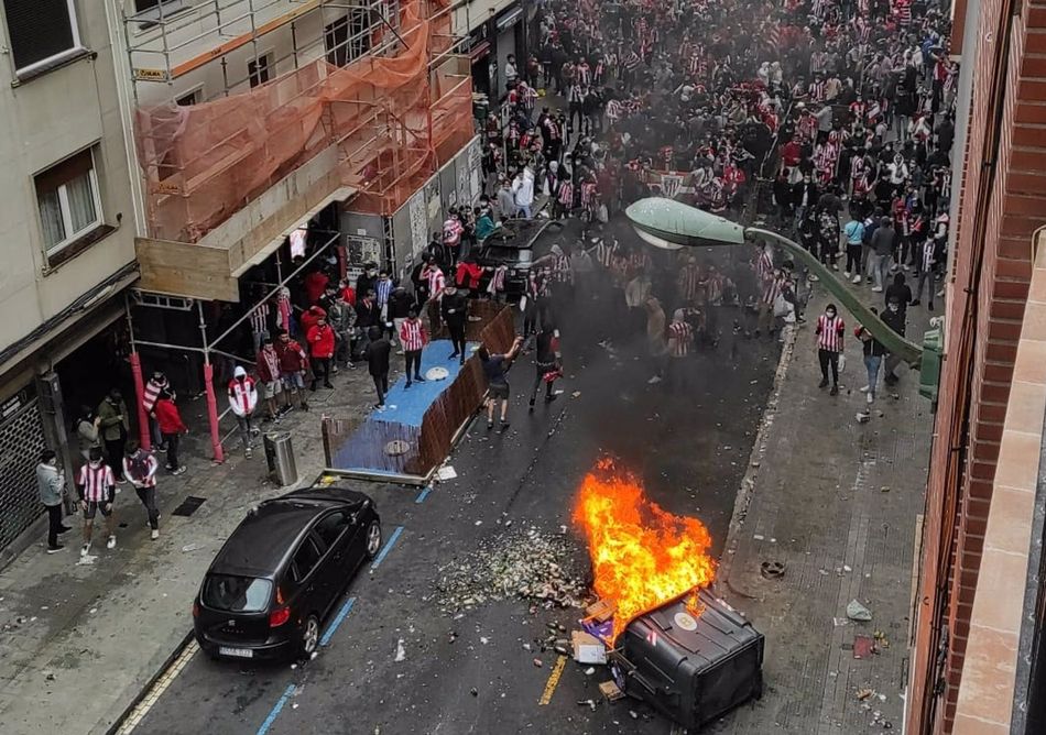 Foto 1 - Miles de aficionados del Athletic se enfrentan a la policía y causan disturbios en Bilbao