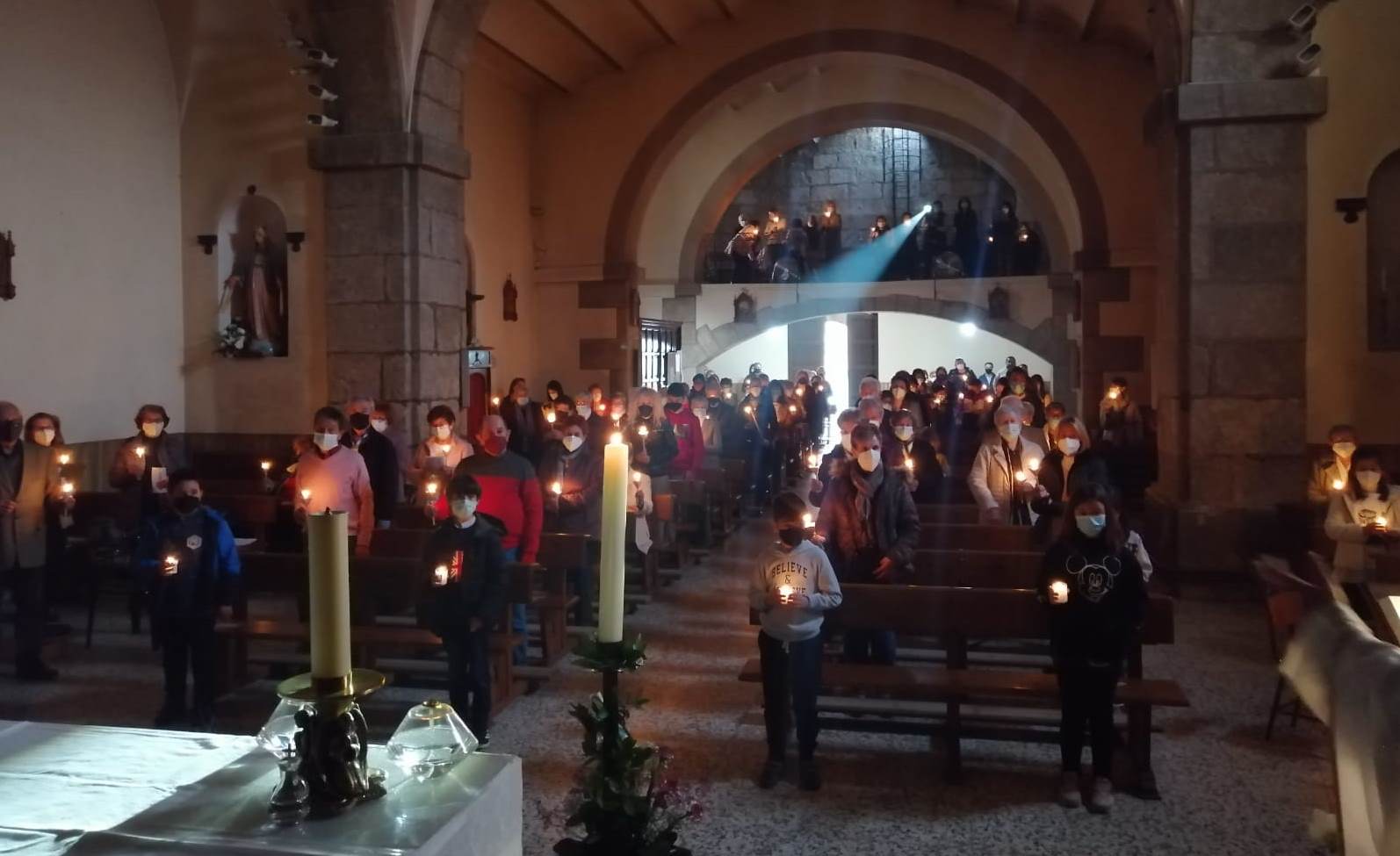 Las velas iluminan los templos de la Di&oacute;cesis en la solemne Vigilia Pascual  