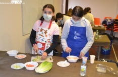 Foto 5 - Cerca de una veintena de jóvenes participa en el taller de cocina navideña