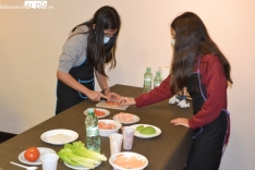 Foto 4 - Cerca de una veintena de jóvenes participa en el taller de cocina navideña