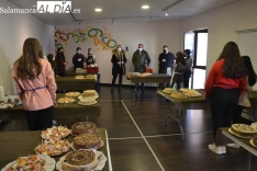 Foto 6 - Las participantes en el taller de cocina completan la actividad con canapés y una tarta de obleas