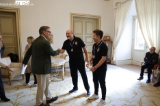 El alcalde de Salamanca, Carlos García Carbayo, recibe a los campeones de España de pickleball por clubes en la categoría de  50, José Luis Revilla y Tomás Mira. Foto D. Sañudo