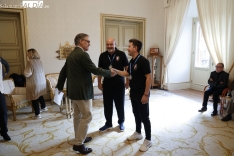 El alcalde de Salamanca, Carlos García Carbayo, recibe a los campeones de España de pickleball por clubes en la categoría de  50, José Luis Revilla y Tomás Mira. Foto D. Sañudo