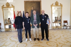 El alcalde de Salamanca, Carlos García Carbayo, recibe a los campeones de España de pickleball por clubes en la categoría de  50, José Luis Revilla y Tomás Mira. Foto D. Sañudo