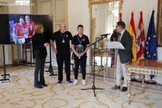 El alcalde de Salamanca, Carlos García Carbayo, recibe a los campeones de España de pickleball por clubes en la categoría de  50, José Luis Revilla y Tomás Mira. Foto D. Sañudo