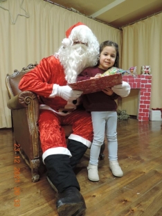 Foto 6 - Cuentos, magia y la visita de Papa Noel hacen disfrutar a grandes y pequeños en Aldearrubia