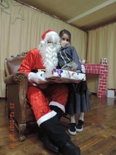 Foto 4 - Cuentos, magia y la visita de Papa Noel hacen disfrutar a grandes y pequeños en Aldearrubia