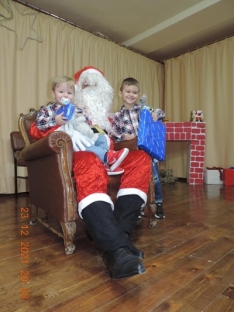 Foto 3 - Cuentos, magia y la visita de Papa Noel hacen disfrutar a grandes y pequeños en Aldearrubia