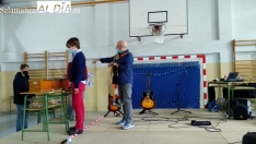 Acto de entrega de premios del concurso de postales navideñas en el IES Campo Charro de La Fuente de San Esteban