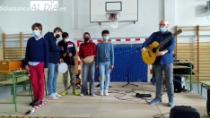 Acto de entrega de premios del concurso de postales navideñas en el IES Campo Charro de La Fuente de San Esteban