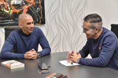 Raúl Rivas, una de las voces más autorizadas y reconocibles de la ciencia en Salamanca, en esta entrevista en los estudios de SALAMANCA AL DÍA. Foto de Vanesa Martins