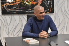 Raúl Rivas, una de las voces más autorizadas y reconocibles de la ciencia en Salamanca, en esta entrevista en los estudios de SALAMANCA AL DÍA. Foto de Vanesa Martins