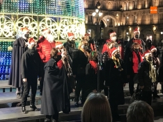 Foto 4 - La Coral Polifónica Ciudad de Salamanca inunda la Plaza Mayor de música navideña 