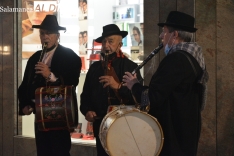 Los tamborileros han animado con su música este jueves el centro de la ciudad