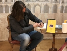 Firma de libros del artista Andrés Suárez - Guillermo García