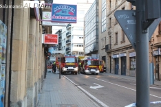Despliegue de los Bomberos en la calle Álvaro Gil, con motivo del incendio en un garaje