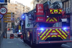 Despliegue de los Bomberos en la calle Álvaro Gil, con motivo del incendio en un garaje