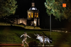 Iluminación del monumento al Carnaval del Toro