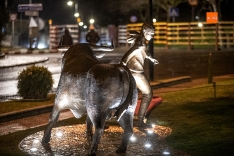 Iluminación del monumento al Carnaval del Toro