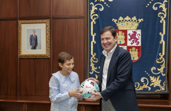 Mañueco recibe a María Caamaño de La Sonrisa de María