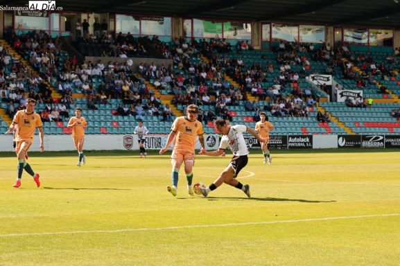 FOTOS | Y en la jornada 30, el Helmántico resucita ante el enésimo fiasco del Salamanca UDS y entona el Dueñas, veta ya (1-2)