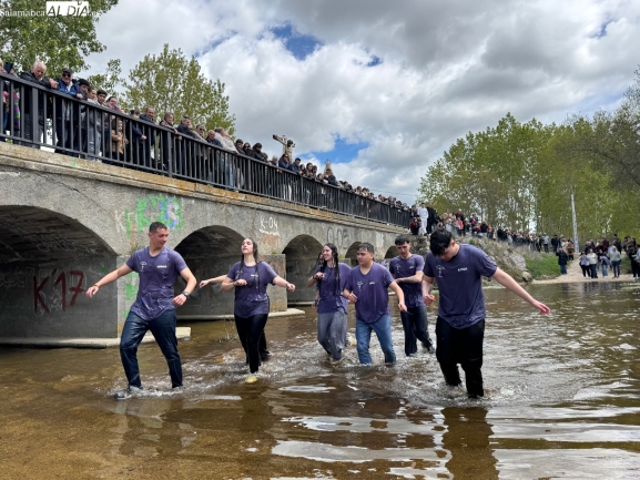 Alaraz mantiene viva su tradición del Lunes de Aguas con la multitudinaria fiesta de los Quintos