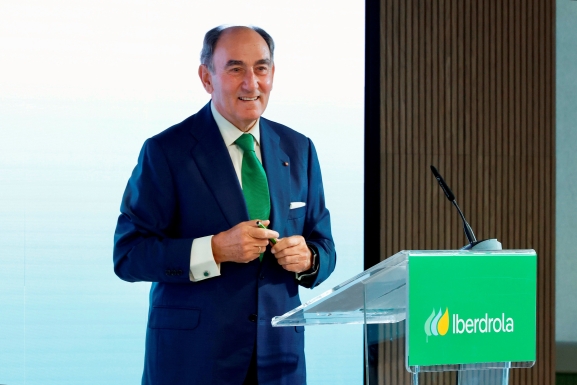 Iberdrola eleva su beneficio un 11% y mejora previsiones en 2026