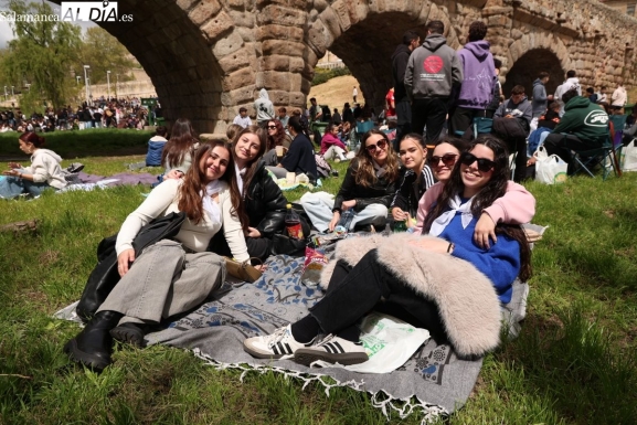 Salamanca celebra el Lunes de Aguas a orillas del Tormes