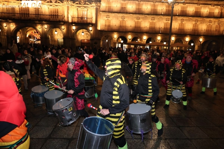 Batucada K-Charr@s en el centro de Salamanca con motivo del Carnaval. Fotos: David Sañudo