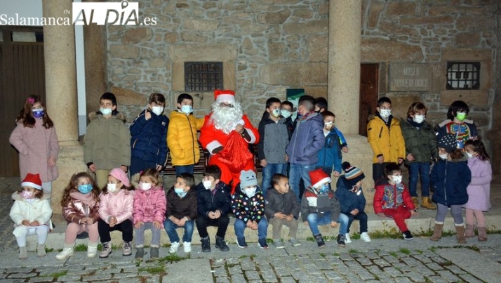 imagen de recuerdo de la visita de Papá Noel a los niños de Lumbrales / E. Corredera