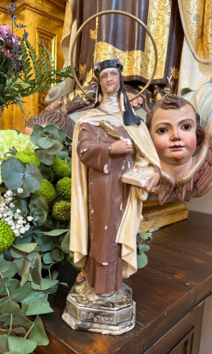 Una familia valenciana, superviviente de la DANA, peregrina a Alba de Tormes con la imagen de Santa Teresa que les salv&oacute; del desastre | Imagen 1