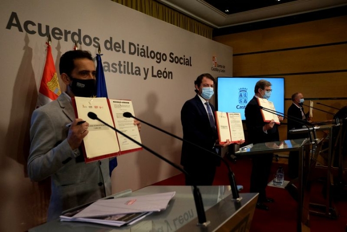 Firma de acuerdos de diálogo social que tuvo lugar el 2 de junio de 2021 con el presidente de Castilla y León, Alfonso Fernández Mañueco, junto a Faustino Temprano, Vicente Andrés y Santiago Aparicio, de UGT, CCOO y patronal
