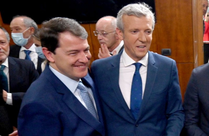 El presidente de la Junta de Castilla y León, Alfonso Fernández Mañueco, acompañado por el presidente de la Xunta de Galicia, Alfonso Rueda. Foto JCYL
