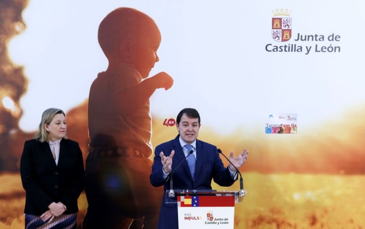 Presentación de los nuevos Bonos Nacimiento a cargo del presidente de la Junta de Castilla y León, Alfonso Fernández Mañueco, en enero de 2023