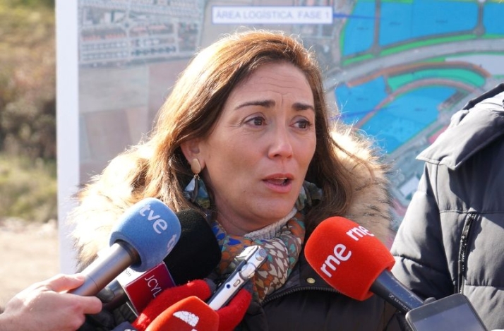 La consejera de Movilidad y Transformación Digital de la Junta de Castilla y León, María González Corral, en su visita a la zona donde comenzarán las obras de una plataforma logística intermodal de Salamanca. Foto JCyL