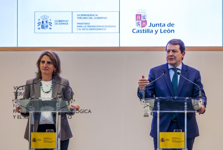 El presidente de la Junta, Alfonso Fernández Mañueco, en la reunión mantenida con la ministra para la Transición Ecológica, Teresa Ribera