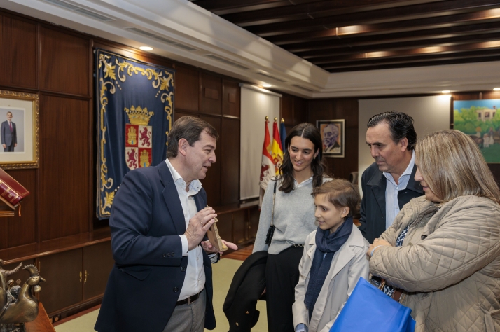 Mañueco recibe a María Caamaño, impulsora de 'La Sonrisa de María'