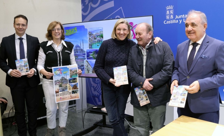 La vicepresidenta de la Junta de Castilla y León y consejera de Familia e Igualdad de Oportunidades, Isabel Blanco, en el centro, presenta viajes del ‘Club de los 60’